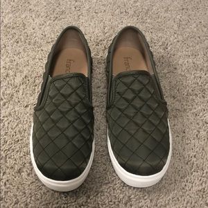 Slip on flat tennis shoes